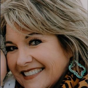 Meet your Posher, Dee